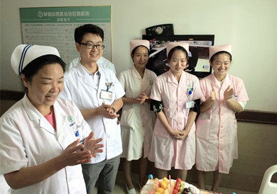 阜阳中西医结合肛肠医院医务人员为小宋唱生日歌。